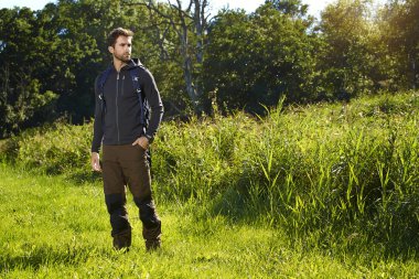 Alanında ayakta uzun yürüyüşe çıkan kimse