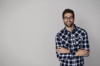 Gömlekli gülen adam 