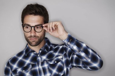 Adam gözlük ve kareli gömlek