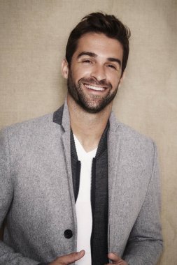 Gri paltolu adam gülümseyen