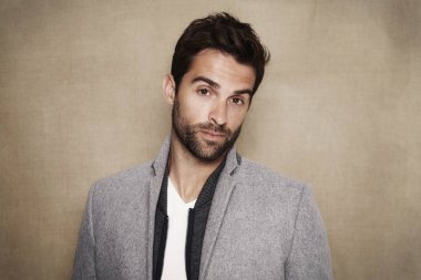 Gri paltolu yakışıklı adam 