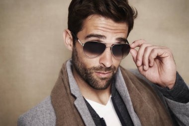 yakışıklı erkek güneş gözlüğü 