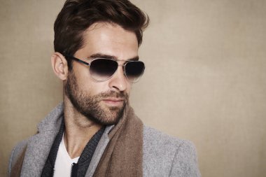 yakışıklı erkek güneş gözlüğü