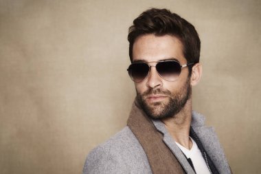 yakışıklı erkek güneş gözlüğü