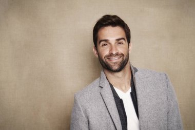 Gri paltolu gülümseyen adam 