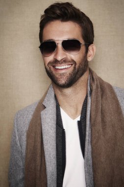 Gölgeler içinde gülümseyen adam 