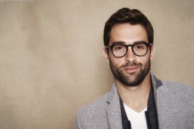 Gri paltolu yakışıklı adam