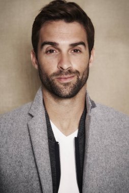 Gri paltolu yakışıklı adam