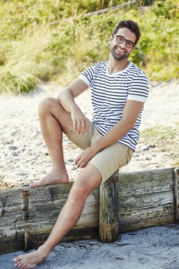 adam sahilde rahatlatıcı    