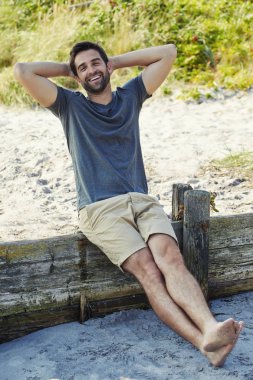 adam sahilde rahatlatıcı 