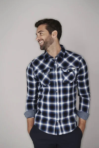 Χαμογελαστός άνθρωπος στο καρώ πουκάμισο — Φωτογραφία Αρχείου