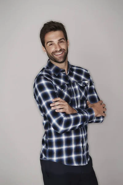 Sorrindo homem em camisa quadriculada — Fotografia de Stock