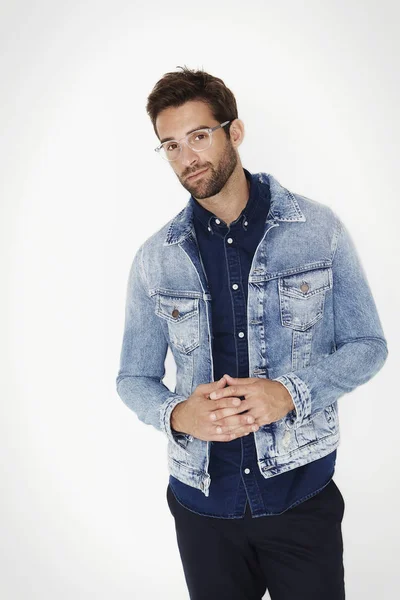 Knappe man in denim jasje — Stockfoto