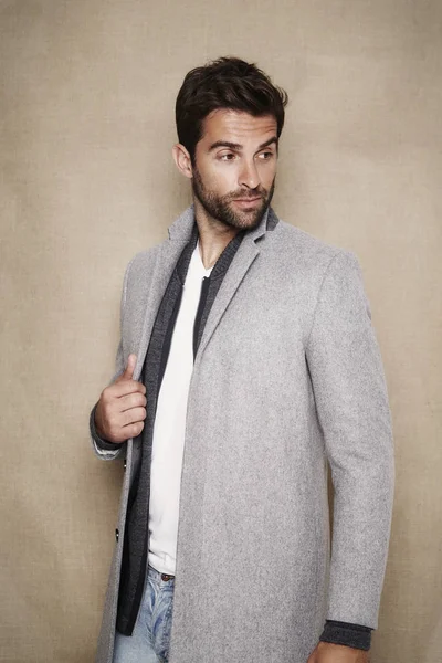 Gri paltolu yakışıklı adam 