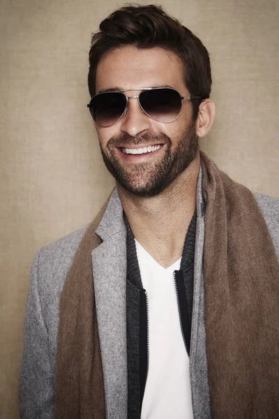 Gölgeler içinde gülümseyen adam 