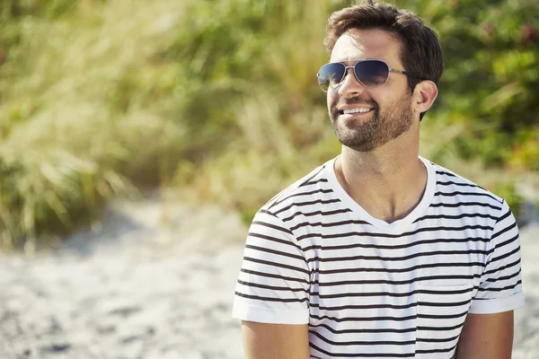 Hombre sonriente guapo — Foto de Stock