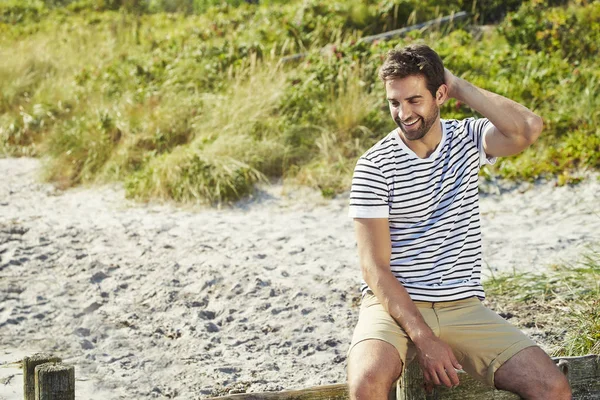 Laughing man op strand — Stockfoto