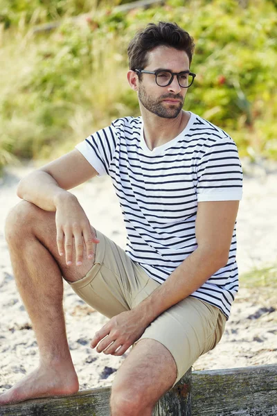 Homme relaxant sur la plage — Photo