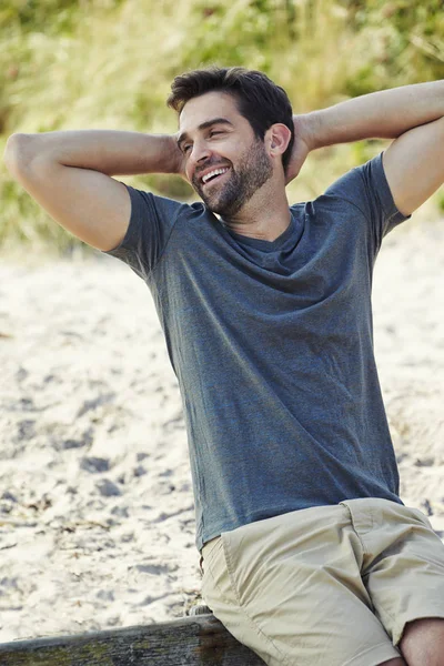 Hombre relajante en la playa — Foto de Stock