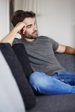 Kanepede dinlenen adam.  