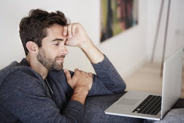 dizüstü bilgisayar ile yakışıklı adam 