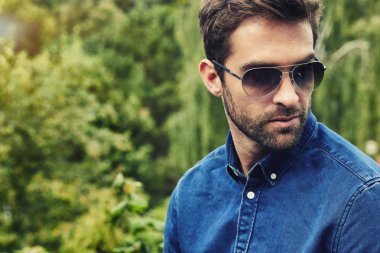 Adam mavi kot gömlek