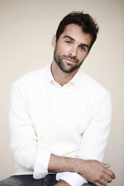 Beyaz kazaklı yakışıklı adam 