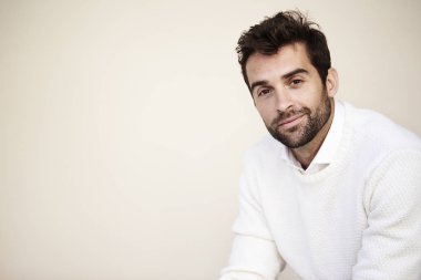 Beyaz kazaklı yakışıklı adam