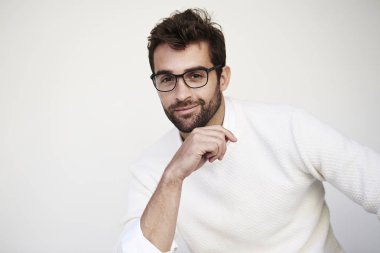 gözlük gülümseyen adam