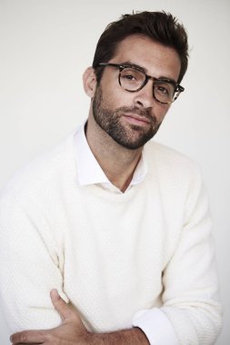 Kazak ve gözlük yakışıklı adam