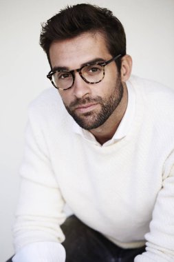 Kazak ve gözlük yakışıklı adam