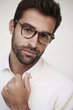 Kazak ve gözlük yakışıklı adam