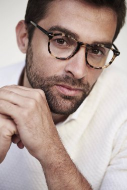 Gözlük yakışıklı sakallı adam
