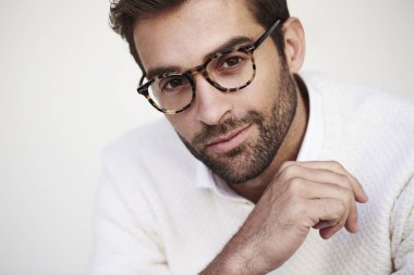 Gözlük yakışıklı sakallı adam