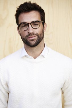 Gözlük yakışıklı adam