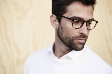 Gözlük yakışıklı adam