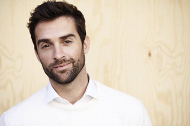 Beyaz kazaklı sakallı adam