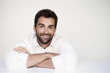 Beyaz kazaklı gülümseyen adam