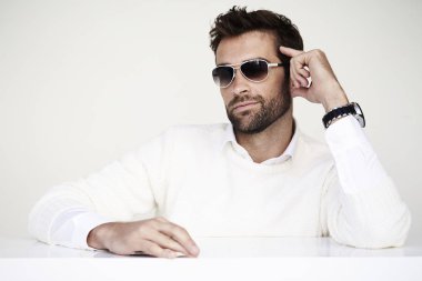 yakışıklı erkek güneş gözlüğü 