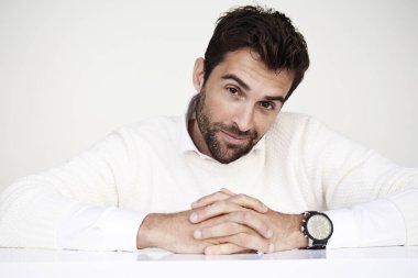 Erkek kol saati ile beyaz giyim