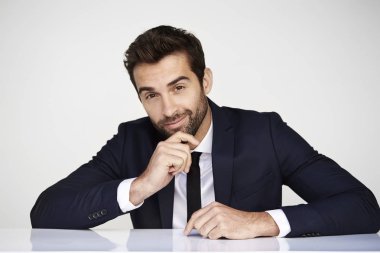 Takım elbiseli gülümseyen iş adamı