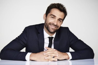 gülümseyen yakışıklı işadamı