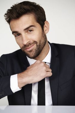 gülümseyen yakışıklı işadamı