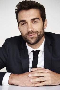 yakışıklı gülümseyen iş adamı 