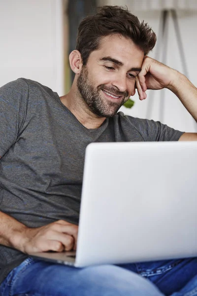 dizüstü bilgisayar kullanan adam