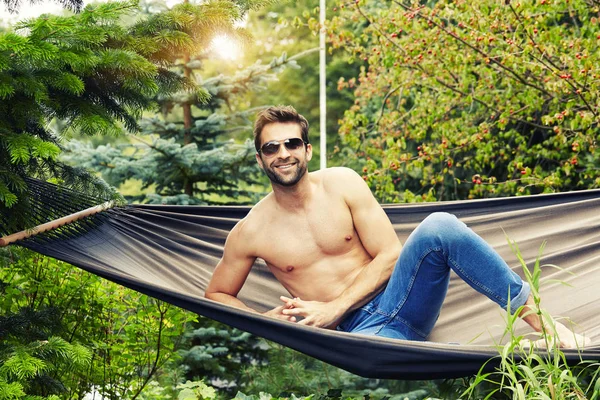 Shirtless man in hammock — Stock Photo, Image