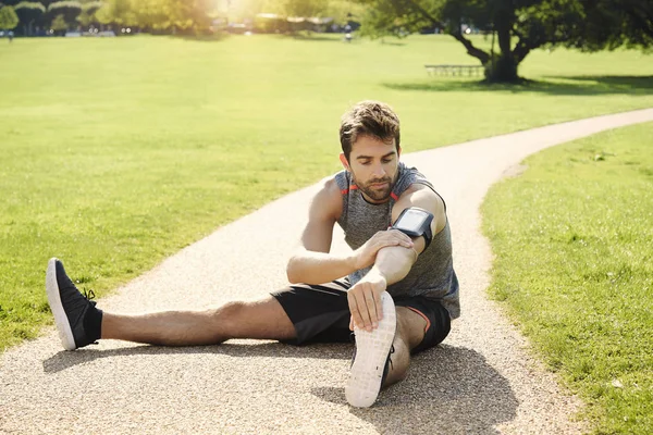 Homme étirant dans le parc — Photo