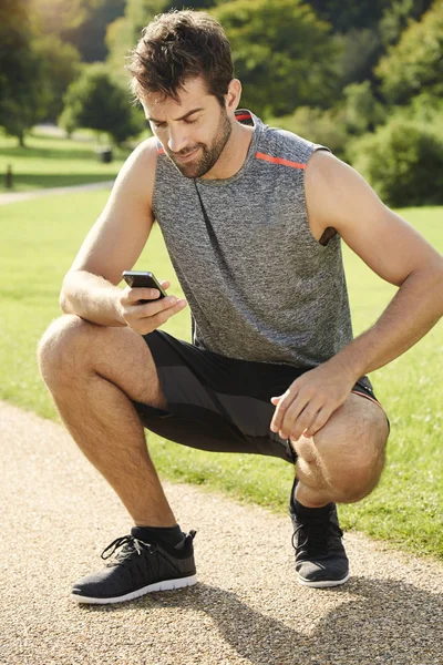 Atletische man met smartphone — Stockfoto