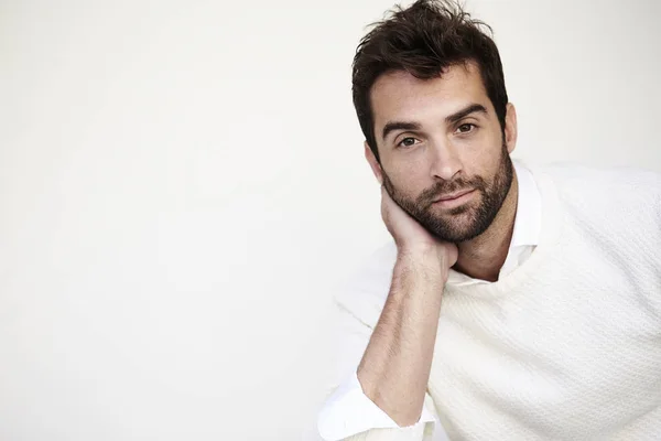 Hombre guapo en suéter blanco — Foto de Stock