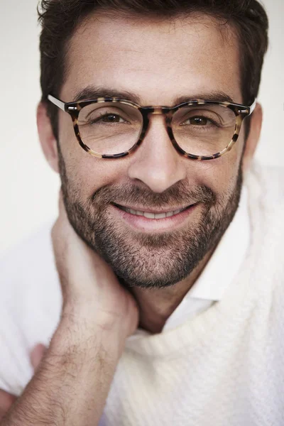 Bello uomo barbuto in occhiali — Foto Stock